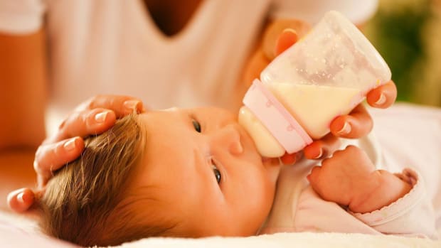 W. How to Choose between Formula Feeding & Breastfeeding Promo Image