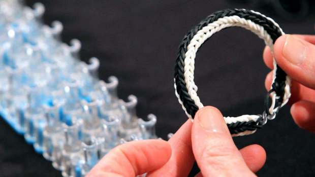 How To Make Loom Bracelets The Viral Trend You Have To Try - 1ehhmdy