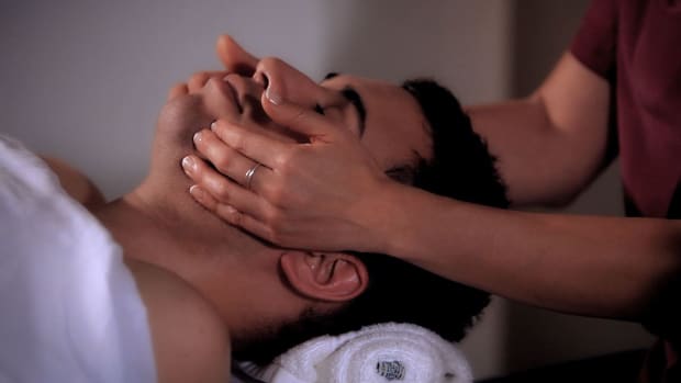 W. How to Massage the Mouth & Jaw during a Head Massage Promo Image
