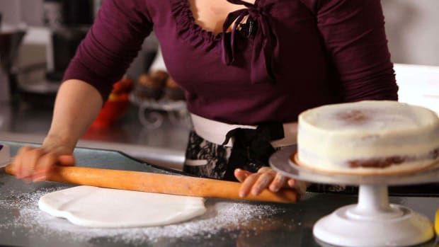 3 Techniques to Make Cake Decorations with Chocolate - Howcast