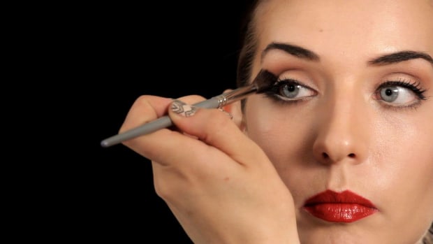 L. How to Use a Crease Makeup Brush Promo Image