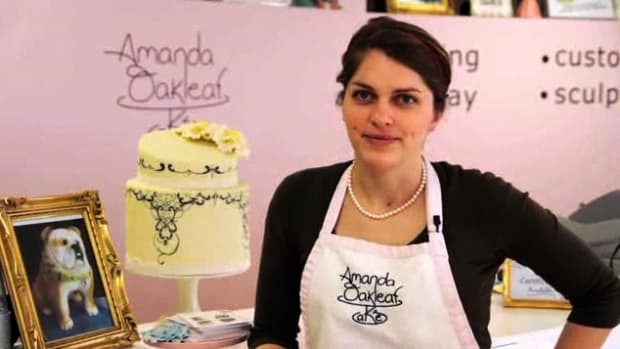 U. How to Decorate a Cake with Amanda Oakleaf Promo Image