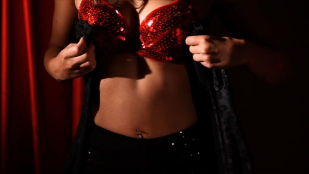 N. How to Do a Reverse Striptease in Burlesque Promo Image