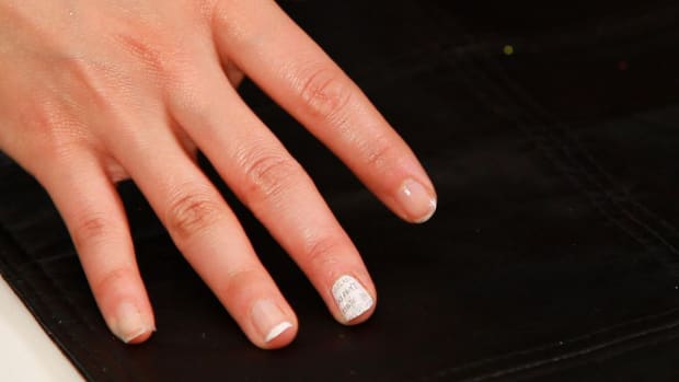 How to Fix Nail Polish Chips & Bubbles - Howcast How to Fix Nail Polish Chips & Bubbles - Howcast