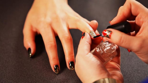 B. How to Do an All-Glitter Nail Design Promo Image