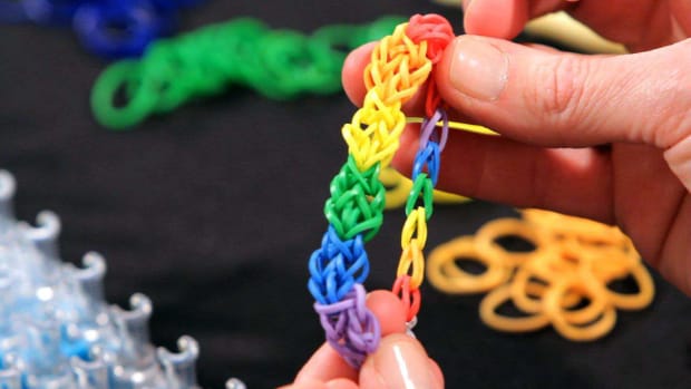 I. How to Make a Honeycomb Rainbow Loom Bracelet Promo Image