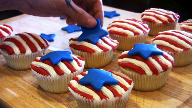 B. How to Make 4th of July Cupcakes Promo Image