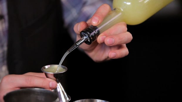 ZH. How to Make a Gold Rush Cocktail Promo Image