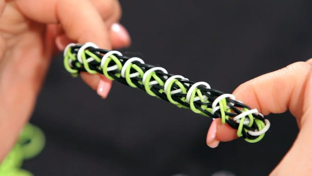 L. How to Make a Minecraft Creeper Rainbow Loom Bracelet Promo Image