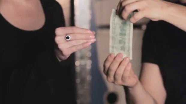 ZH. How to Do the Catch the Dollar Bill Bar Trick Promo Image