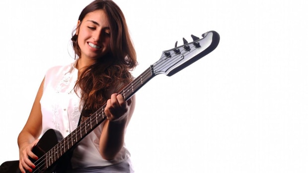 ZZU. How to Play a Major 7th Chord on Bass Guitar Promo Image