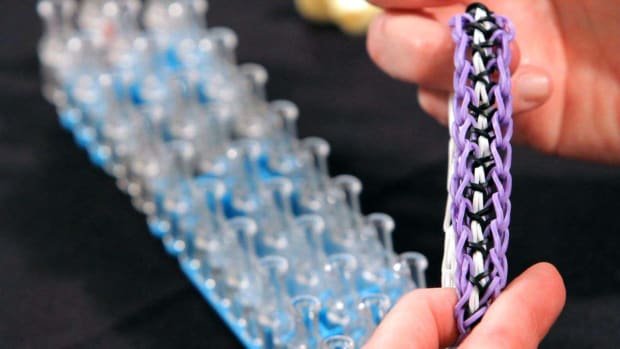 O. How to Make a Twisty Wisty Rainbow Loom Bracelet Promo Image