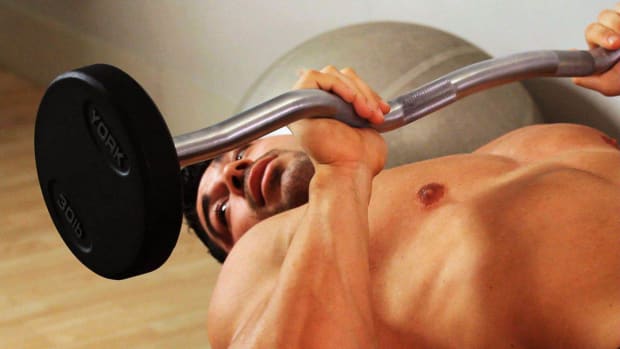 ZH. How to Do the Skull Crusher Exercise for an Arm Workout Promo Image