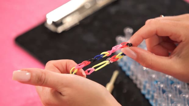 X. How to Make a Single Rainbow Loom Bracelet Promo Image