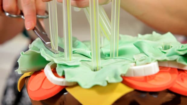 K. Lesson 11: How to Stack Cakes with Bubble Tea Straws Promo Image