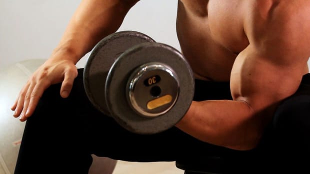 T. How to Do a Concentration Curl for an Arm Workout Promo Image