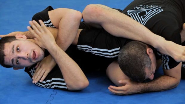 ZW. How to Do a Rolling Arm Bar from Guard MMA Submission Promo Image