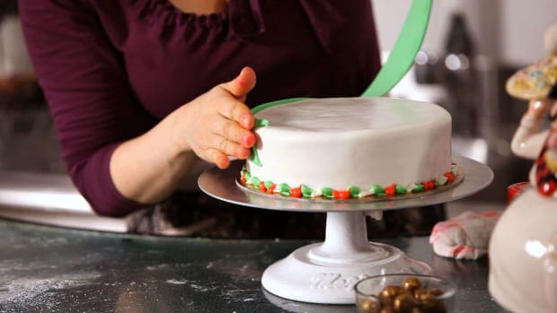 ZF. How to Attach Decorations to a Christmas Cake Promo Image