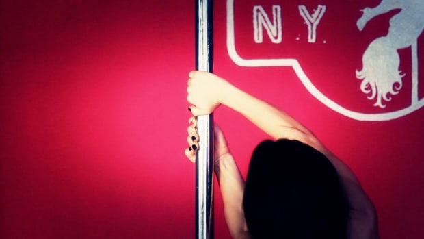 L. How to Do a Pole Dancing Pirouette Promo Image