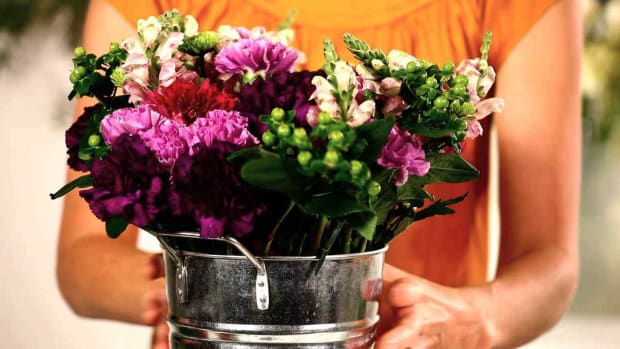 R. How to Make a Pretty Arrangement from Inexpensive Flowers Promo Image