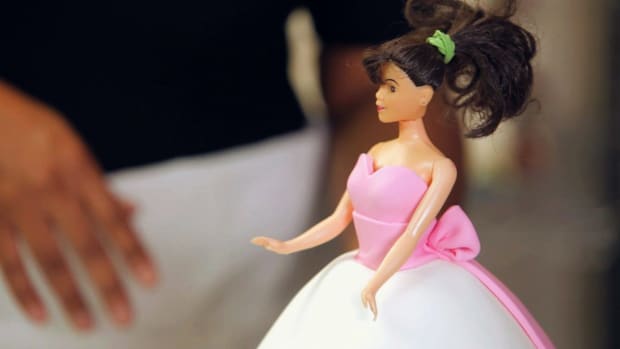 ZC. How to Make a Fondant Ribbon & Bow for a Princess Doll Cake Promo Image