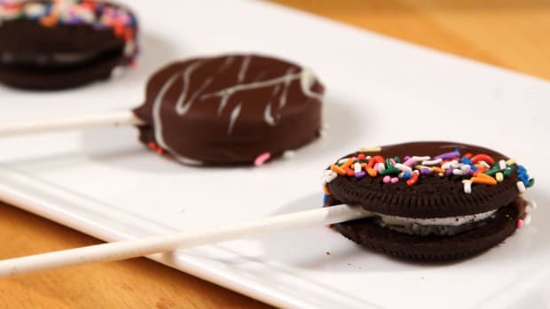F. How to Make Chocolate-Covered Oreo Pops Promo Image
