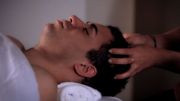 H. How to Do the Shampooing Technique during a Head Massage Promo Image