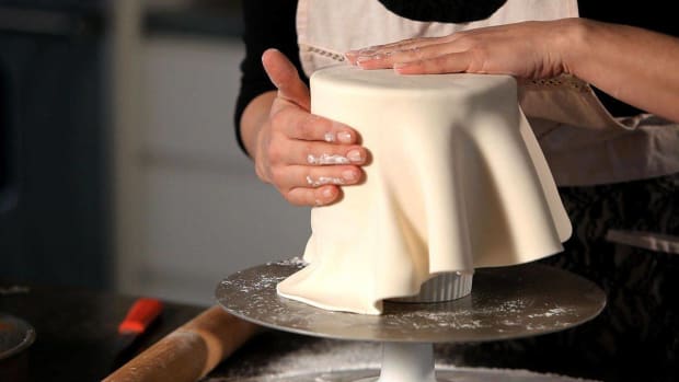 How To Decorate A Wedding Cake Howcast The Best Videos How To Cover A Wedding Cake In Fondant