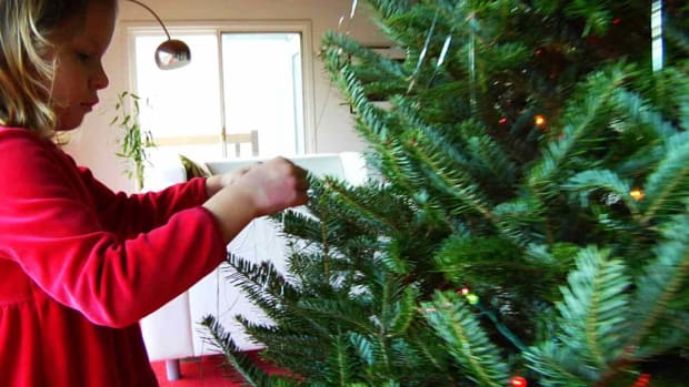 O. How to Hang Garlands & Tinsel on a Christmas Tree Promo Image