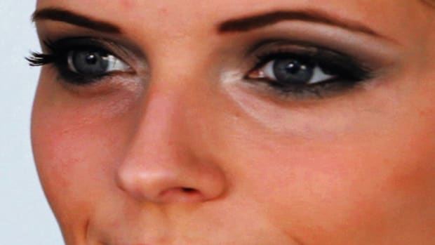 F. How to Do Your Eye Makeup like Jennifer Aniston Promo Image