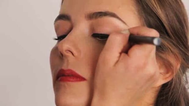 U. How to Do Taylor Swift Eye Makeup Promo Image