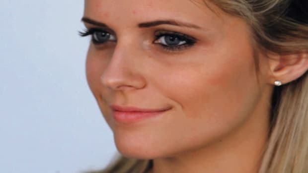 E. How to Do Your Face Makeup like Jennifer Aniston Promo Image