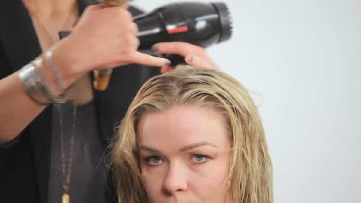 How To Make A Zigzag Part In Your Hair Howcast How To Make A Zigzag Part In Your Hair Howcast