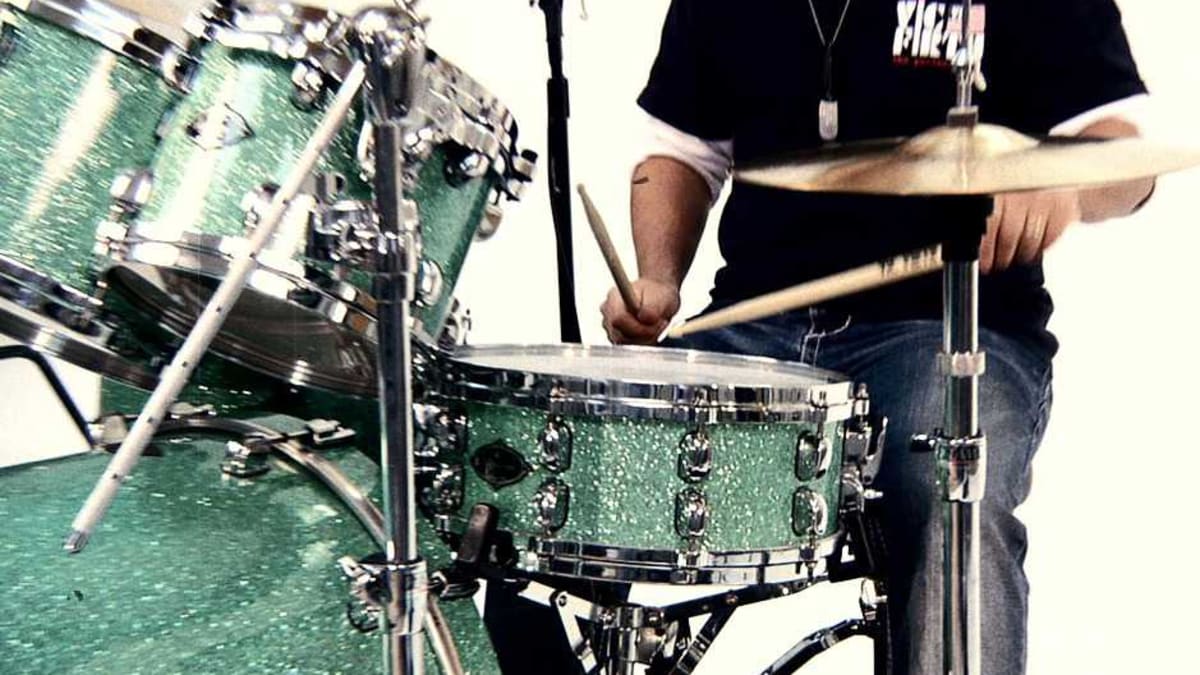 So spielen Sie grundlegende Rock-Drumbeats - HowcastSo spielen Sie grundlegende Rock-Drumbeats - Howcast  
