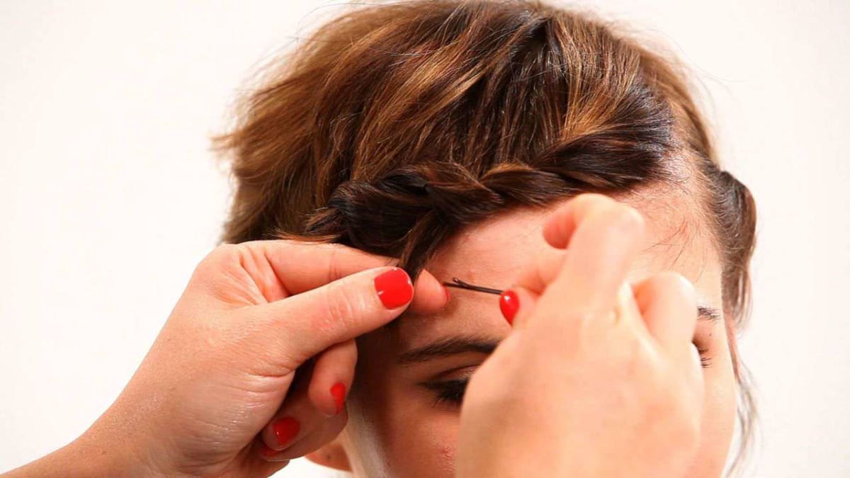 Quick Hairstyle in 15 seconds ⏱️ Simply twist the hair in front of your  ears upward and secure with bobby pins facing down. This wo... | Instagram