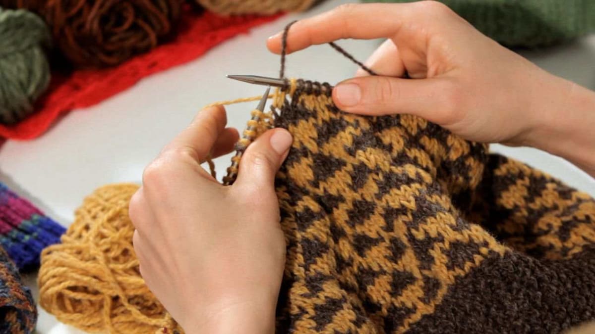 Knitting with two clearance colors