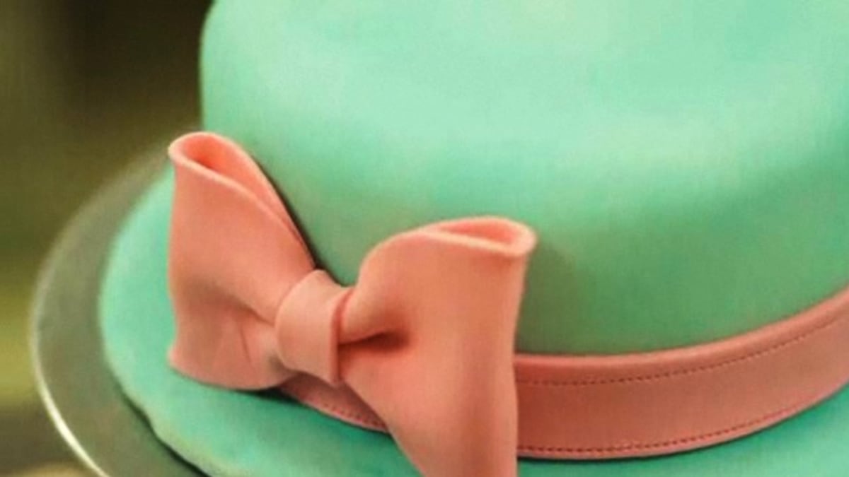 How to Make a Fondant Ribbon Bow for a Cake Howcast