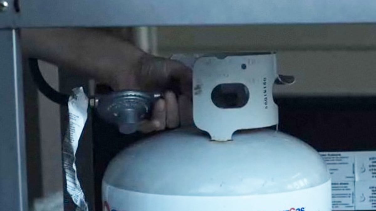 Connecting propane tank to grill outlet