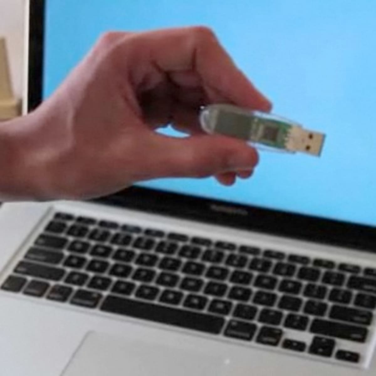 How to Use a Flash Drive or Memory Stick 