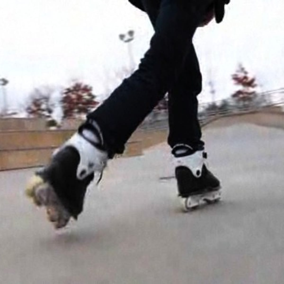 Absorberen gezagvoerder Groot universum How to Do a Step-Over or Crossover Turn on In-Line Skates - Howcast