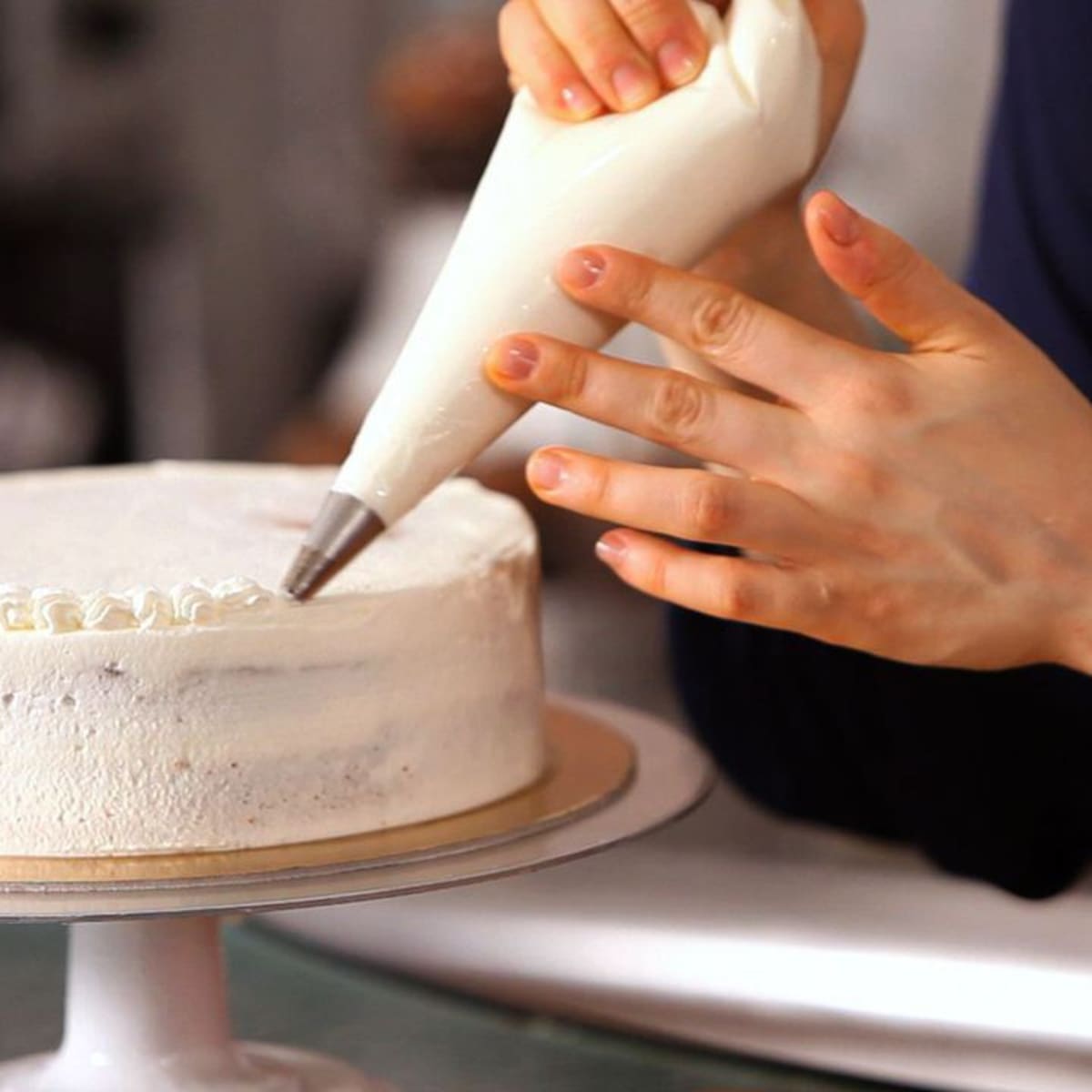 Попросила намазать кремом. Нанесение крема на торт. Выравниватель крема на торте. Торт выровненный кремом. Аппарат для выравнивания торта.