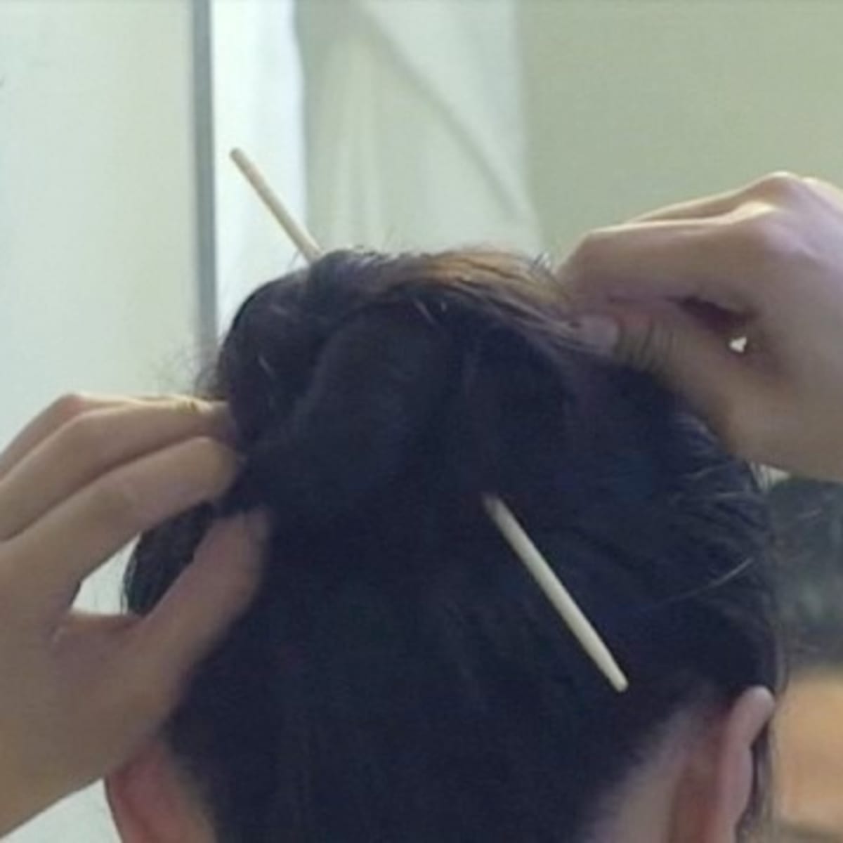 how to use hair sticks