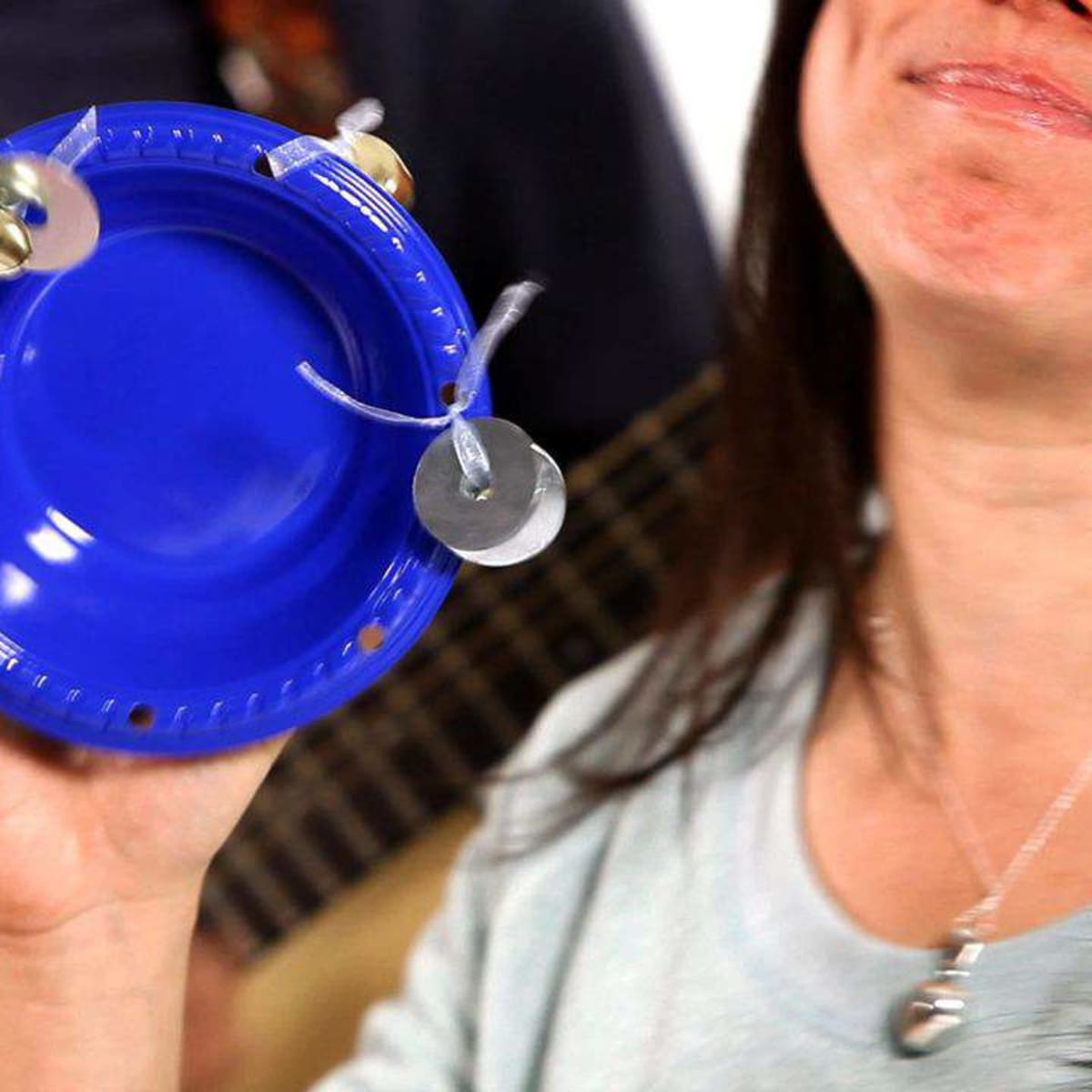 Una pandereta hecha con un cuenco de plásticoUna pandereta hecha con un cuenco de plástico  