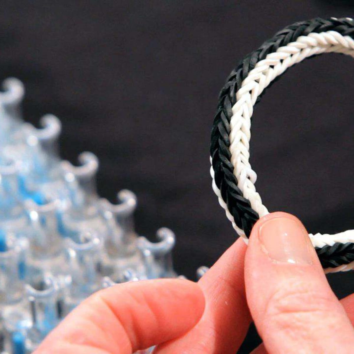 Double fishtail top rainbow loom