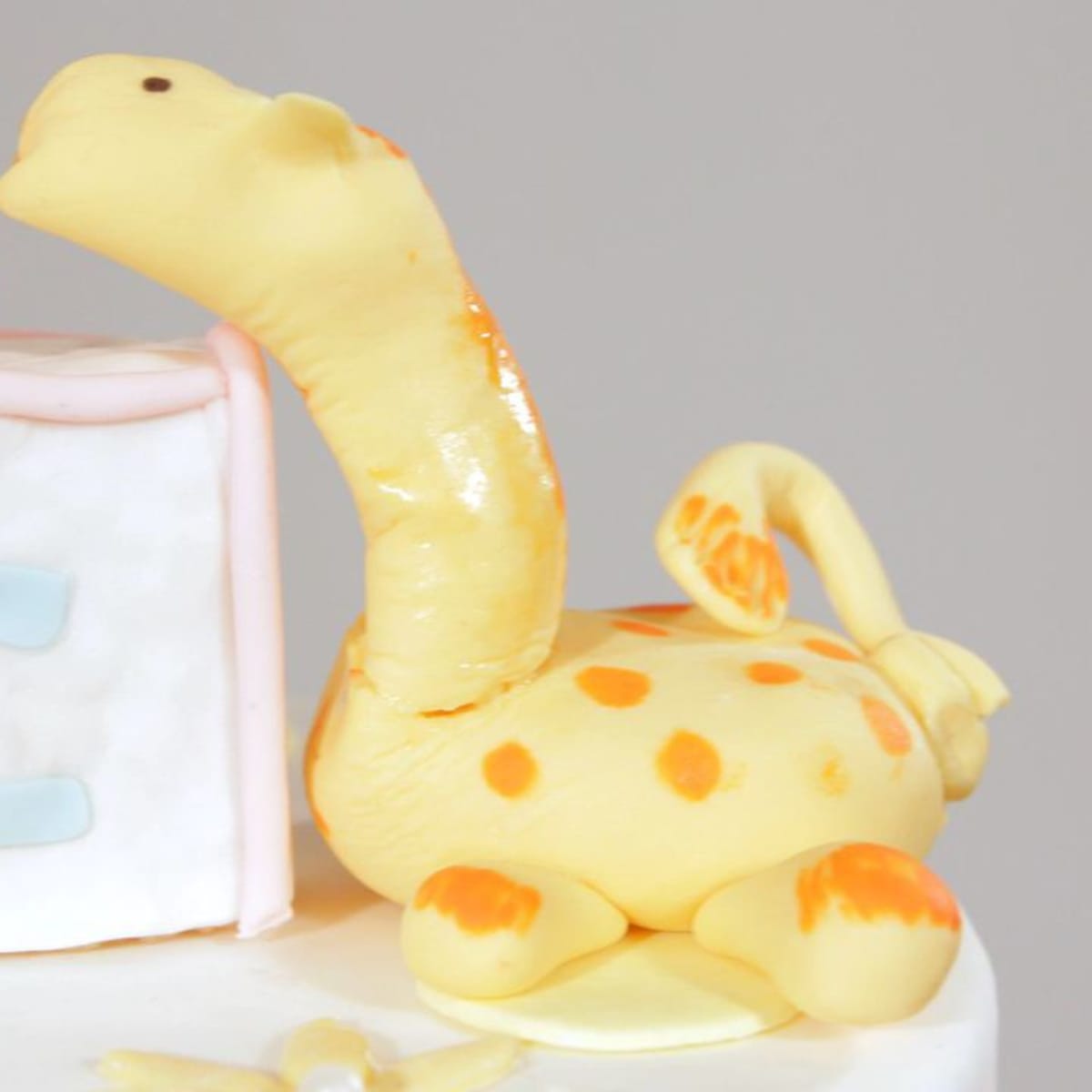 Fondant giraffe top