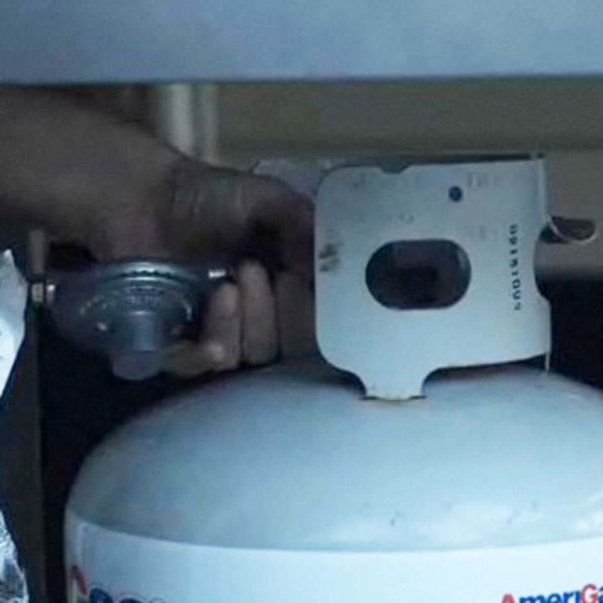 Connecting propane tank to grill outlet