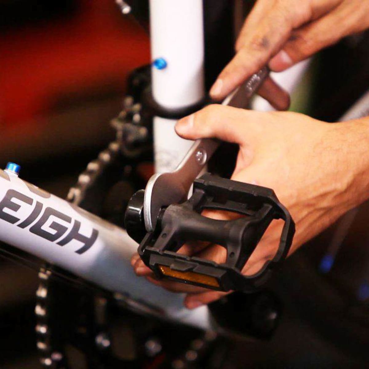 Installing top bicycle pedals