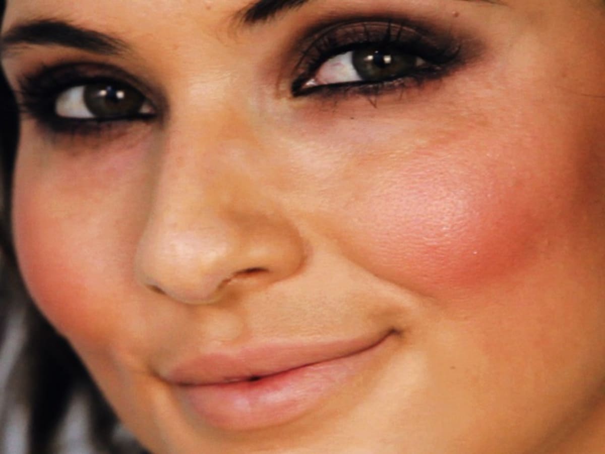 How To Make Up Your Cheeks Like Selena Gomez Howcast How To Make Up Your Cheeks Like Selena Gomez Howcast