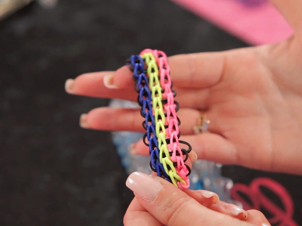 How to Close Finish the Rubber Band FRIENDSHIP BRACELET, With or without  S/C clip