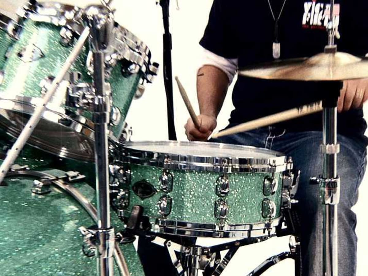 Jak hrát základní rockové bicí - HowcastJak hrát základní rockové bicí - Howcast  
